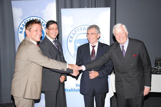 Hand drauf: ZDK-Vizepräsident Wilhelm Hülsdonk, ZDK-Geschäftsführer Neofitos Arathymos, Ex-ZDK-Geschäftsführer Rudolf Schüssler und ZDK-Präsident Robert Rademacher (v.li.). (Archiv: Vogel Business Media)