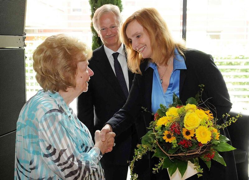 Isabel Fezer, Bürgermeisterin der Stadt Stuttgart, gratuliert Ursula Ida Lapp, im Hintergrund Sohn Siegbert E. Lapp (Bild: Lapp / Günter E. Bergmann)