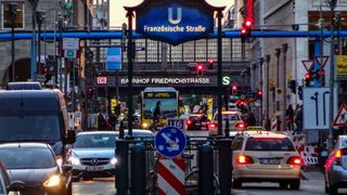 Stau, Lärm, Abgase in der Berliner Friedrichstraße – geht es nach dem „Volksentscheid Berlin autofrei“, ist damit in absehbarer Zeit Schluss.  (Bild: frei lizenziert)