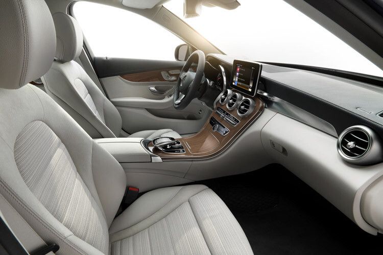 Blickfang über der Mittelkonsole ist das frei stehende 7-Zoll-Zentraldisplay. (Foto: Daimler)