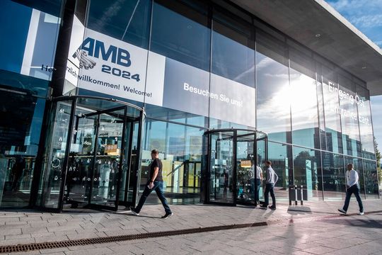 Der deutsche und europäische Maschinenbau spielt eine wichtige Rolle bei Automobilherstellern. Doch die Angst vor Zöllen auf chinesische Elektroautos geht um. Vielleicht lohnt sich deshalb ein Besuch der AMB 2024 in Stuttgart in Sachen Innovationen für die Metallver- und -bearbeitung.(Bild:  Landesmesse Stuttgart)