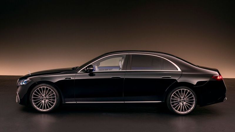 5,17 Meter Länge (mit langem Radstand sogar fast 5,50 Meter) sind eine automobile Wucht, die niemand übersehen kann. (Bild: Mercedes-Benz)