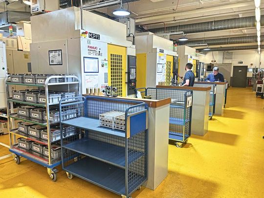 Une des deux lignes de production de trois Robodrill, conçue pour rester flexible : une machine peut absorber un petit lot sans interrompre le flux principal.(Source :  Marina Hofstetter)