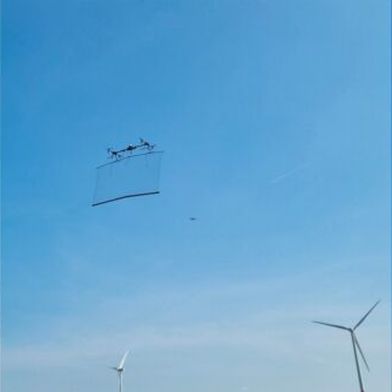 Die Abfangdrohne im Zielanflug: Zunächst wird das Netz ausgerollt, dann der Eindringling eingefangen.
 (Bild: Martin Henriquez Wehr/Universität Würzburg)