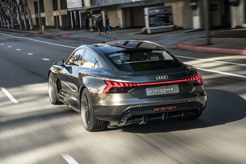 Audi verspricht eine Reichweite von über 400 Kilometern, bei scharfem Fahren dürften daraus jedoch weniger als 300 Kilometer werden. (Audi)