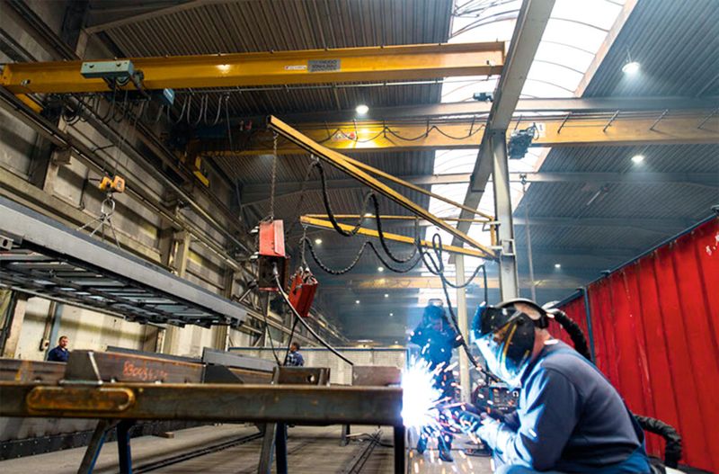 Von der Fertigung der Bauteile – sei es nun durch Stanzen, Lasern oder Abkanten – über die Oberflächenbehandlung bis hin zur Montage muss jeder Arbeitsschritt sitzen. (Bild: Brüggen)