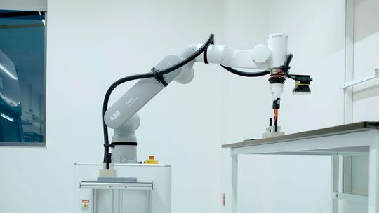 In der Pathologie automatisieren ABB Robotics und Roche die Handhabung und Verwaltung von Objektträgern.(Bild:  ABB Robotics)