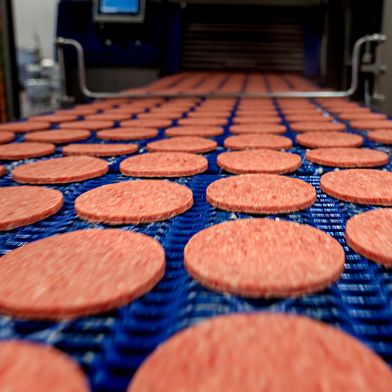 Täglich werden OSI Food Solutions in Günzburg rund neun Tonnen Rinder- und Schweine-Hackfleisch zu Burger-Pattys für die Systemgastronomie verarbeitet. (Bild: OSI)