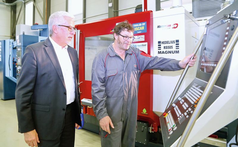 Vorbereitung der Hausausstellung bei Newemag, auf der dann die neue Acura 65 von Hedelius präsentiert wird. Im Bild Geschäftsführer Pirmin Zehnder (links) mit einem Mitarbeiter an der Hedelius RS 505 Magnum.  (Anne Richter, SMM)