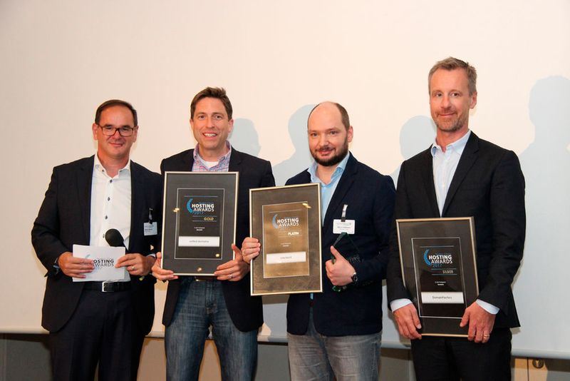 Die Gewinner der Kategorie „Domains“: InterNetX (Marco Hoffmann), united domains (Florian Huber) und domainFactory (Stephan Wolfram). (Bild: Vogel IT-Akademie)