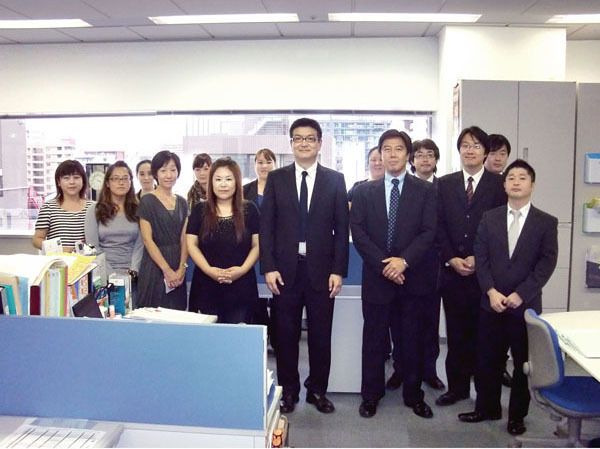 Seit 25 Jahren verkauft Igus in Japan. 1990 wurde Igus k.k. gegründet, Managing Director ist Yoshitaka Nishiyama (vordere Reihe, 3.v.r.). Bild: Igus (Archiv: Vogel Business Media)
