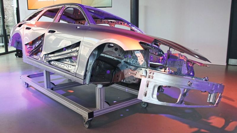 Die Rohbaukarosserie zeigte die Stahlkonstruktion mit einem großen Front-Crash-System aus Aluminium und den optimierten Verstärkungen in den Türen.(Bild:  Jürgen Klasing)