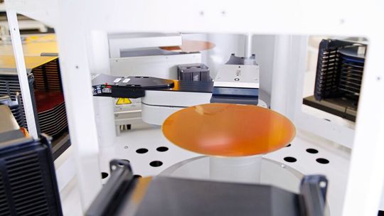 Die Integration von CMOS-Waferfertigung, optischen Filtern und TSV-Technologie stellt hohe Anforderungen an die Prozessstabilität.(Bild:  ams Osram)