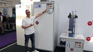 Christian Völk, Marketingleiter bei DÜPERTHAL, zeigt das Panel am Sicherheitsschrank, das mithilfe der integrierten Sensorik ständig über den Funktionszustand des Schranks informiert. (Bild: VCG – Platthaus)
