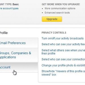 Wenn sich ein Mitglied längere Zeit nicht in sein LinkedIn-Konto einloggt, kann es passieren, dass das Update der Oberfläche sich um ein paar Stunden verzögert.