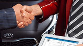 Bei ausgewählten Kia-Partnern kommt in der Direktannahme ein Ipad zum Einsatz. (Foto: Kia)