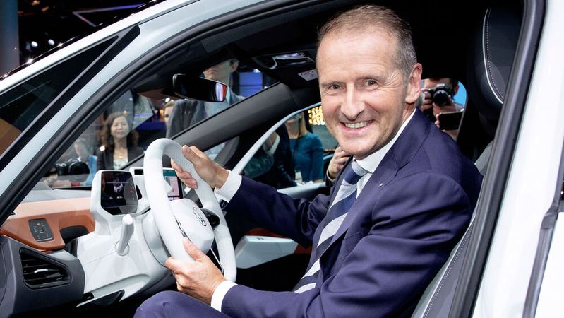Volkswagen-Konzernchef Herbert Diess will nicht mehr länger Oberaufseher von Seat und Skoda sein. Er fokussiert sich stärker auf Software-Fragen.(Bild:  Volkswagen)