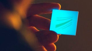 Glaspulver kombiniert mit Graphit kann also selbstheizende Mikroreaktoren schaffen, so, wie der, der im ersten Bild zu sehen ist. Doch die IKTS-Spezialisten können mit speziellen Füllstoffen auch nachleuchtende Gläser herstellen, die für Sicherheitsanwendungen dienen können und auch Designern neue Einfälle bescheren. (Bild: Fraunhofer-IKTS)