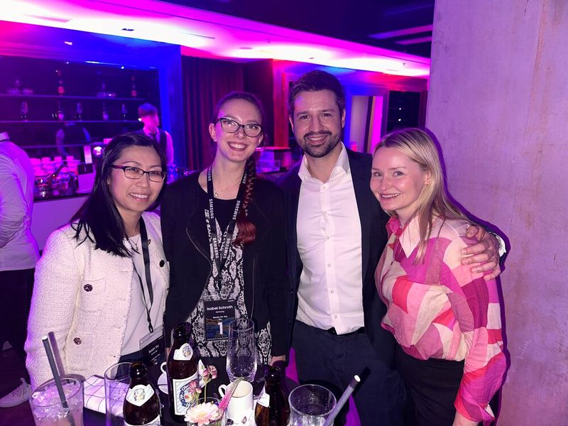 Nach einem erfolgreichen Kick Off Tag, kann das Samsung Storage Team kann jetzt endlich den Abend genießen (v. l.) Xuan Vu, Isabel Schroth, Daniel Maric und Viktoria Huwa. (Bild: Vogel IT-Medien GmbH)