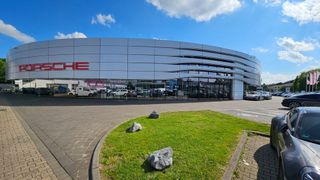 Die neue CI „Destination Porsche“: Die Fleischhauer-Gruppe eröffnete nach einer Umbauzeit von elf Monaten ihr Porsche-Zentrum in Aachen. (Bild: Automobilhändlergruppe Fleischhauer-Franz)