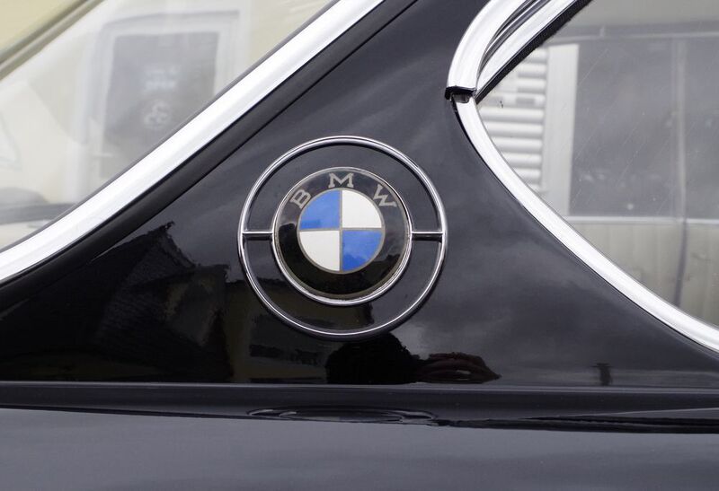 Das BMW-Logo schmückt die C-Säule. (SP-X/Patrick Broich)