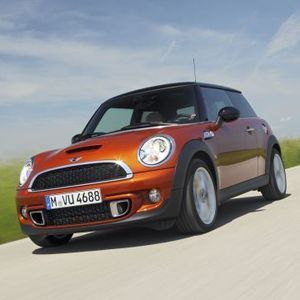 „Ernster und gereifter“ soll der Mini nach der Modellpflege wirken, sagt BMW. Wir sagen: Das typische Design des Spaßzwergs blieg glücklicherweise erhalten.