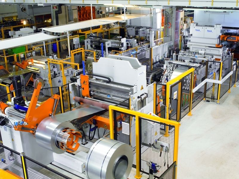 Bandanlage von Schuler an der 800-t-Presse, die für Bandbreiten von 500 bis 1400 mm bei Stahl und Aluminium, sowie für Blechdicken von 0,5 bis 1,5 mm und Coilgewichten bis 15 t ausgelegt ist. Bild: Schuler (Archiv: Vogel Business Media)