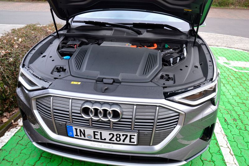 Für den Audi E-Tron spielt das alles keine Rolle, er wartet mit geöffneter Motorhaube auf die elektrische Ladung. (Bild: Michel/»kfz-betrieb«)