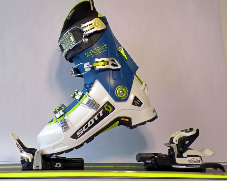 Beim Modell Vipec wird die Ferse für den Aufstieg komplett freigegeben. Der Schuh ist dann nur noch vorne über die zwei seitlichen Pins fixiert (Foto: Fritschi) (Copyright 2012)