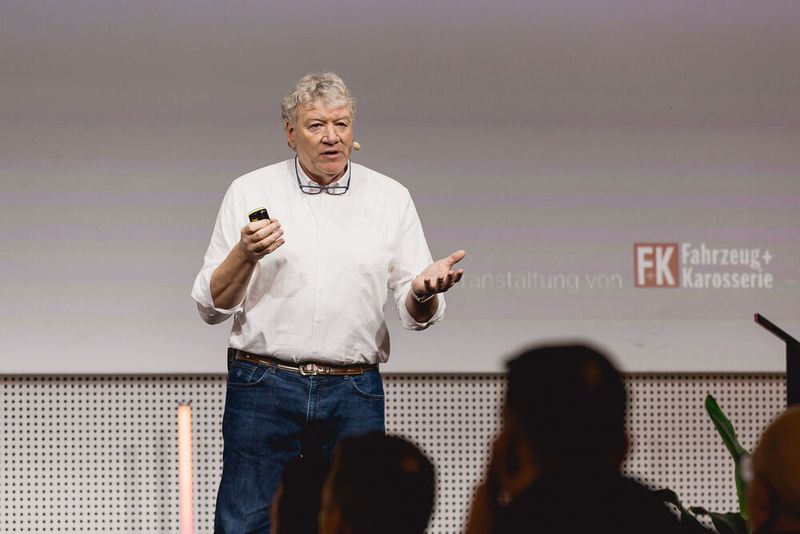 Es folgten Ausführungen des Beraters Michael Zülch von der zülchconsulting GmbH. Er gab den Sachverständigen einen Einblick in die Stundenverrechnungssätze der K&L-Betriebe, mit denen sie zusammenarbeiten. (Bild: Stefan Bausewein)