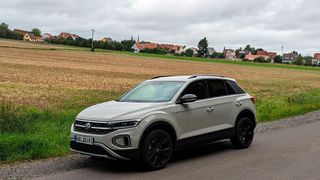 Stadt, Land, CUV: Volkswagen sieht in seinem T-Roc ein „Crossover Utility Vehicle“. Wir sehen in ihm eine Verbindung der Vorteile von Kompaktwagen und SUV. (Bild: Rosenow – VCG)