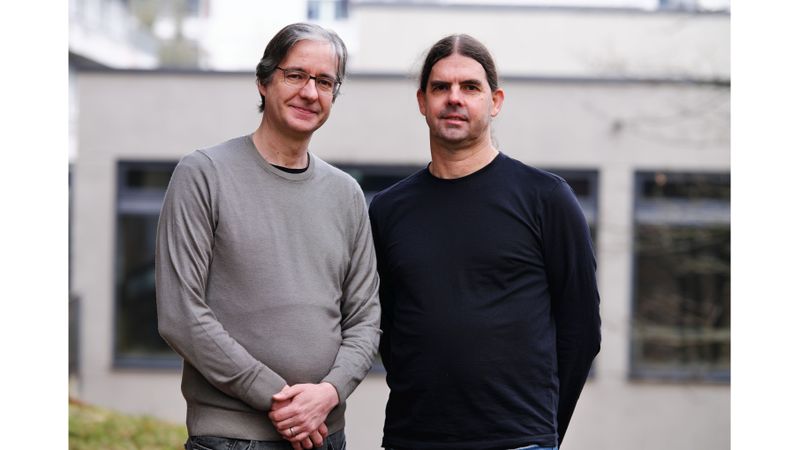 Der Physiker Peter P. Orth (links) und der Informatiker Markus Bläser erforschen im gemeinsamen Projekt QIAPO mit den Industriepartnern Infineon und BMW sowie dem Quanten-Start-up planqc, wie sich die Vorteile von klassischen Rechnern und Quantencomputern zusammenführen lassen.(Bild:  © Thorsten Mohr/UdS)