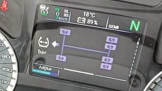 Bei Iveco werden die Reifenluftdrücke wie beim Pkw im Display angezeigt.  (Bild: Iveco)