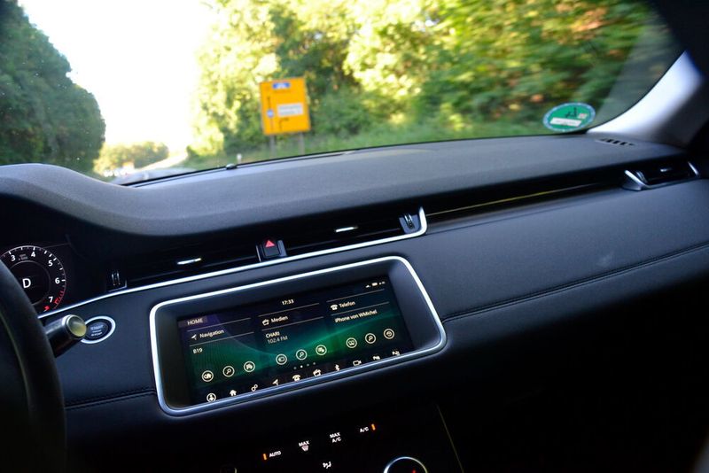 In der Ausstattungsvariante S befindet sich ein Touchscreen an Bord, in den preislich höheren Varianten sind es zwei.  (Michel/»kfz-betrieb«)
