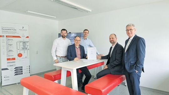Siemens und Caphenia unterzeichnen den Partnerschaftsvertrag. V. l. n. r.: Nicky Ahnert, Jürgen Giegerich, Frank Knauf (alle Siemens),  Dr. Mark Misselhorn,  Dr. Andreas Waibel  (beide Caphenia).(Bild:  Siemens)