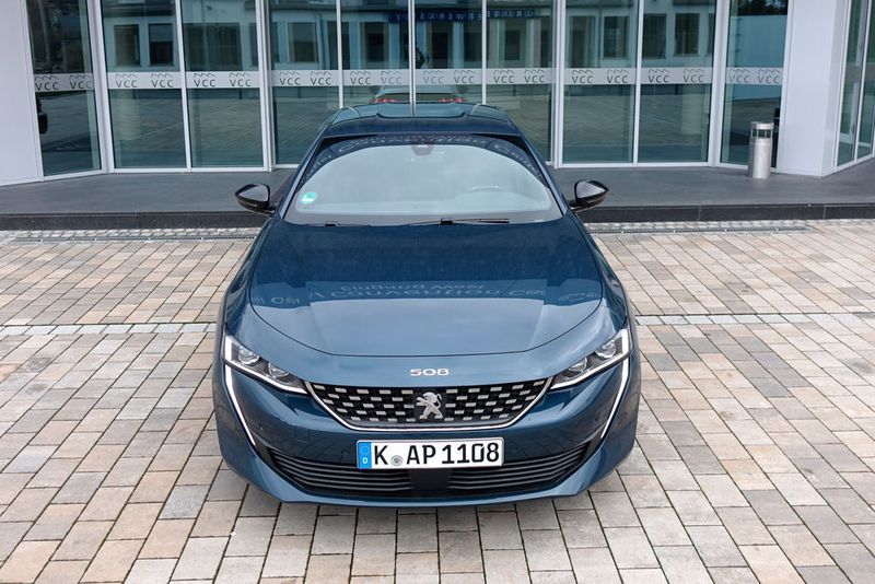 Optisch haben die Designer den 508 komplett überarbeitet und ihn mit Elementen bekannter Modelle versehen. (»Automobil Industrie«/Jens Scheiner)