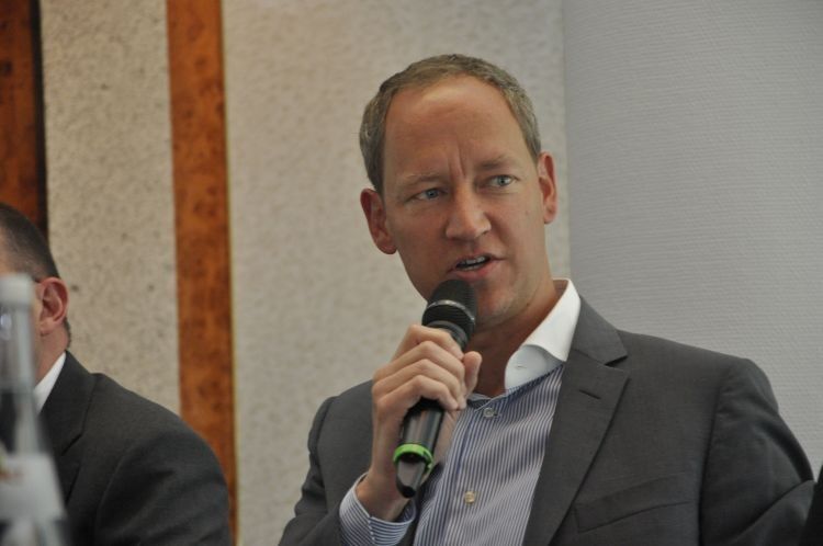 Mobile.de-Geschäftsführer Malte Krüger vertritt in der Podiumsdiskussion die Seite der Onlinebörsen. (Foto: Richter)