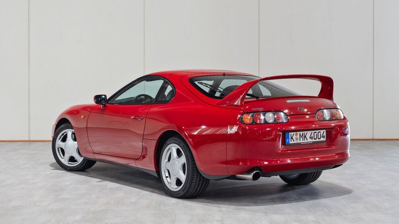 Toyotas Supra A80 war eine der ikonischen Flügel-Flitzer der 1990er-Jahre. (Bild: Toyota)