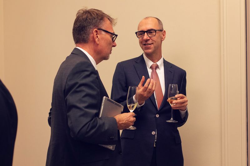 Thüringens CIO, Staatssekretär Dr. Hartmut Schubert (l.), im Gespräch mit Dirk Stocksmeier, Gründer und Vorsitzender des Vorstands der ]init[ AG. (Offenblen.de)