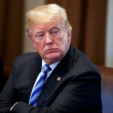 Donald Trump lässt mal wieder die (EU)-Welt erzittern. Denn letztens hat er angekündigt, die bestehenden Zölle auf Lkw und Pkw aus der EU deutlich anzuheben. Das schmeckt vor allem deutschen Autoherstellern gar nicht, wenn es kommen sollte ... (Bild: AP)
