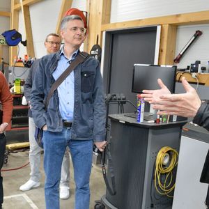 Die kleine freie Kfz-Werkstatt Ralf Christ in Nersingen-Leibi im bayerischen Landkreis Neu-Ulm hat vor einiger Zeit auf die Vier-Tage-Woche umgestellt. Wie gelingt es vor diesem Hintergrund, die Werkstattauslastung richtig zu steuern? Dafür setzt das Unternehmen auf künstliche Intelligenz und wertet die Auftragslage aus der Vergangenheit aus. Hier lassen sich stetige Muster erkennen.(Bild:  Achter – VCG)