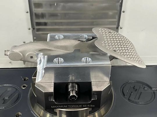 (Bremspedal für Stewart-Haas Racing, das aus den generativen Designvorschlägen übernommen wurde. Bild: Mimaki)