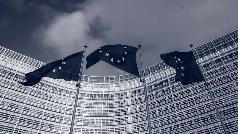Der Digital-Omnibus verschiebt die Hochrisiko-Pflichten der KI-Verordnung auf Dezember 2027. Im Bild der Sitz der EU-Kommission in Brüssel.(Bild:  frei lizenziert / Unsplash)