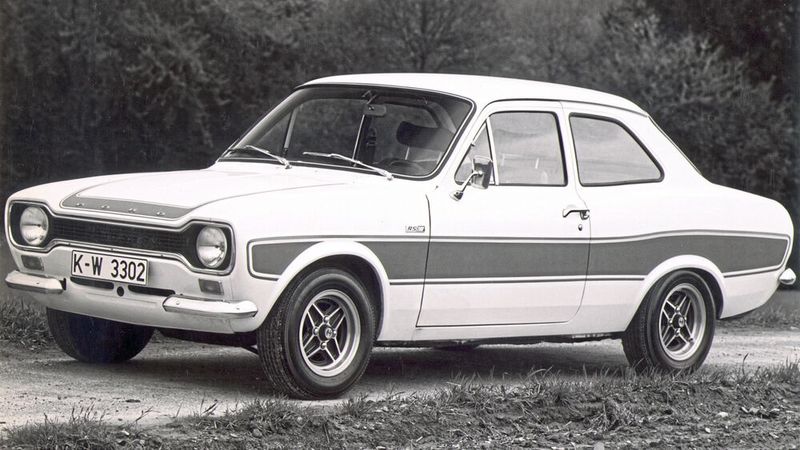 Ford präentierte den IAA-Besuchern den Escort RS 2000. Erkennbar war er an der auffälligen zweifarbigen Lackierung und den verbreiterten Radläufen vorn. Mit 74 kW (100 PS) erreichte der leichte Escort diverse Erfolge im Motorsport – dann mit meist deutlich mehr Leistung.  (Bild: Ford)