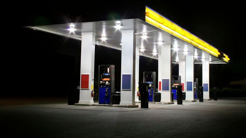 Der Bund will Tankstellenbetreiber verpflichten, ebenfalls Ladesäulen für E-Autos anzubieten. Für das Kfz-Gewerbe ist dieser Vorstoß nicht ausreichend.(Bild:  frei lizenziert /  Pixabay)