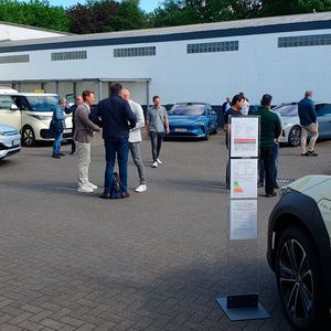 Zur Eröffnungsfeier gab es Taximodelle von mehreren Herstellern zu sehen.(Bild:  S+K)