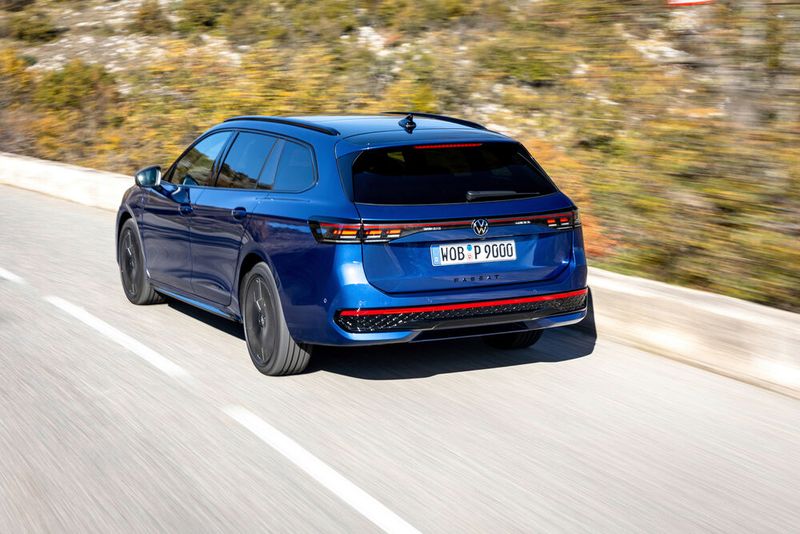 Der Passat steht vernünftig mit Dachreling, Klimaautomatik, Standard-Fahrassistenten, Rückfahrkamera und Parksensoren ausgestattet beim Händler. (Bild: VW)