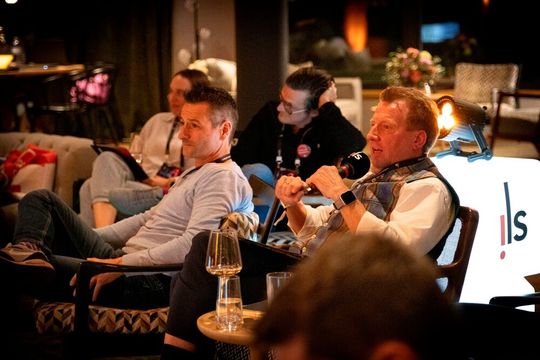 Bei innovativen Talkformaten sprach man im alpinen Ambiente des Hotels Gut Brandlhof über die Zukunft der Logistik.(Bild:  ILS365)