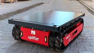 Der neu entwickelte, auf Raupen per Elektroantrieb bewegte Uplifter UPM1225 fährt leise und kann maximal 1.225 Kilogramm Last tragen. Was das System noch für Vorteile bringt, verrät der Hersteller in diesem Beitrag. (Bild: Uplifter)