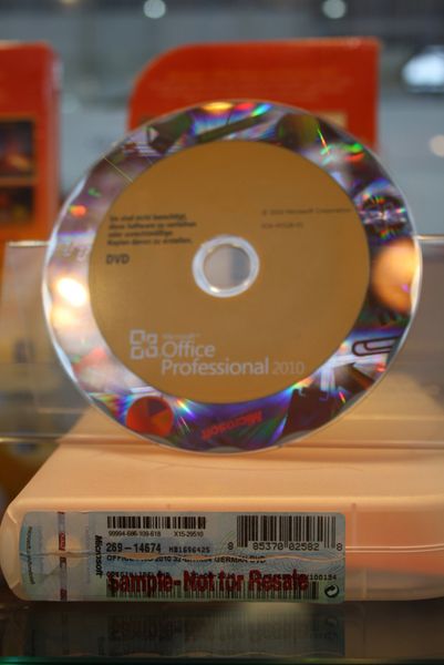 Beim Orginal ist das Hologramm auf der Verpackung durgängig und verläuft teils unter dem Papier. Das Silberhologramm auf der DVD  ist mit einem speziellen Verfahren auf den Datenträger aufgebracht. (Archiv: Vogel Business Media)